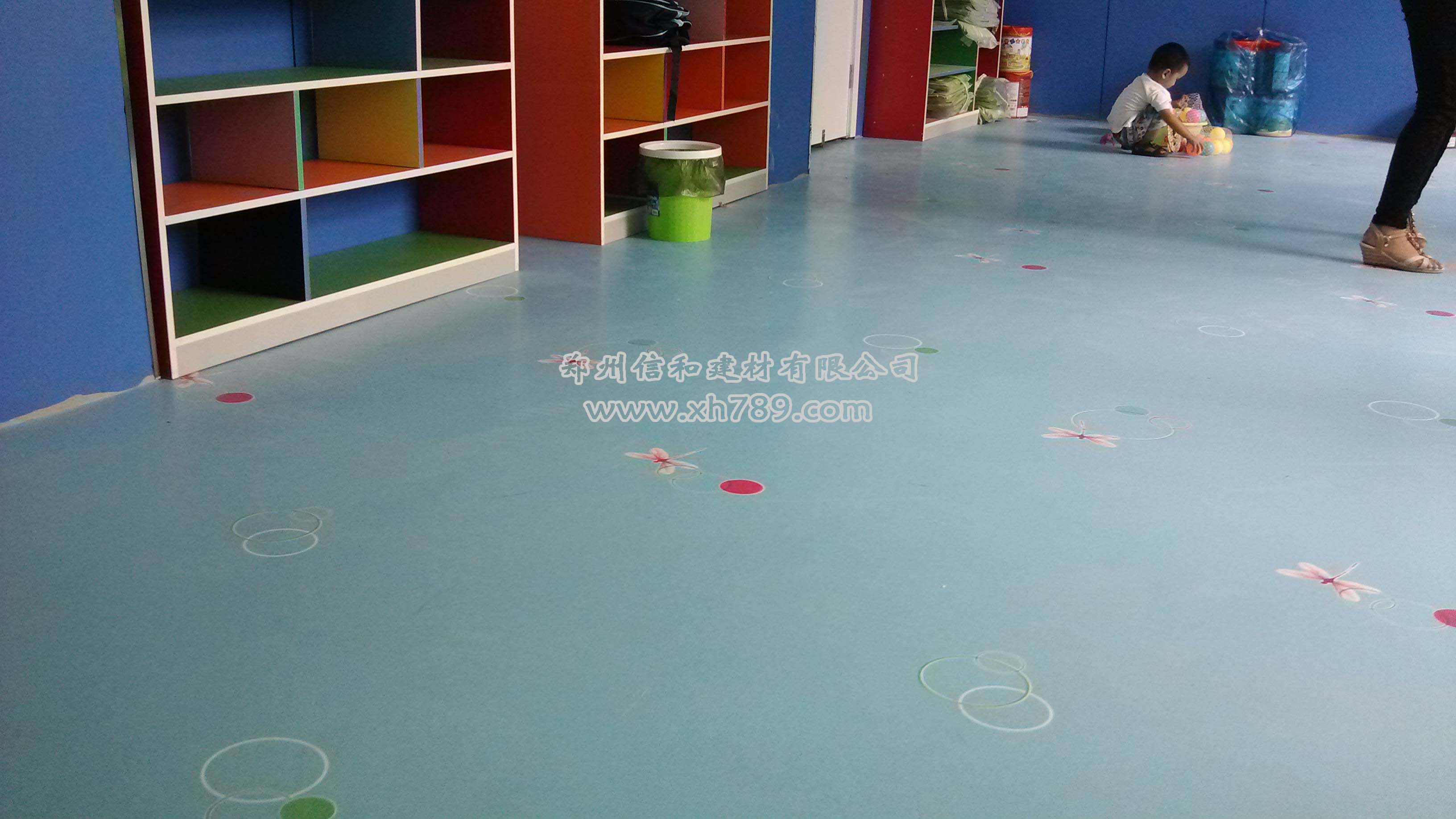 登封市銀座藍天幼兒園選用鄭州信和建材塑膠地板